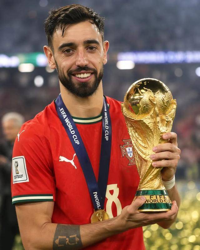 B费真爱曼联，世界杯年仍为之带伤奋战！揭秘留队原因设夺冠目标